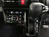 左右独立温度コントロールフルオートエアコンです。運転席、助手席それぞれで独立して温度設定ができます。冷え性の方が乗っても安心ですね♪
