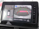 インテリジェント アラウンドビューモニター(移動物 検知機能付)搭載!大型ナビに、上から見たようなに映る映像で、駐車を安全簡単に。さらに人や自転車など周囲に動くものがあると表示とブザーでお知らせします。