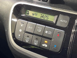 【オートエアコン】一度お好みの温度に設定すれば、車内の温度を検知し風量や温度を自動で調整。暑い&hellip;寒い&hellip;と何度もスイッチ操作をする必要はありません。快適な車内空間には必須の機能ですね♪