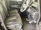 フロントは助手席と繋がったベンチシートです。運転席は、高さを調整できるハイトアジャスター付きです。