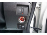 片側電動スライドドア付。通常のドアに比べて、車のボディーに対し平行に開閉し、開けてもスペースを取りません。出入り口が大きいドアはお子様のいるご家庭はもちろん、混んだ駐車場でも大活躍です!