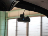 この車にはリアにもドライブレコーダーを装備しております◆映像・音声などを記録する自動車用の装置です。 もしもの事故の際の記録はもちろん、旅行の際の思い出としてドライブの映像を楽しむことができます。