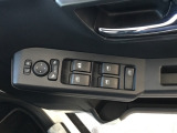 電動格納式ドアミラーのスイッチは運転席ドアにあります。