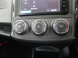 <エアコン>マニュアルエアコンです。ダイヤルで設定して頂きますと調整してくれますよ。車内をいつでも快適空間にしてくれます。