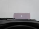 ヘッドアップディスプレイ付き。少ない視線移動で情報を確認できるので、運転の疲労軽減に繋がりますよ♪