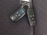 電子キーをポケットやカバンに入れているだけで、ドアの開錠・施錠が行えます。荷物を抱えていてもラクラク開閉です。エンジン始動も行えます。