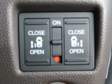 両側パワースライドドアのスイッチで運転席から操作できます。もちろんドアハンドルで操作も可能です。