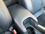【アームレスト】運転時の疲労軽減にもなるアームレストがついています!