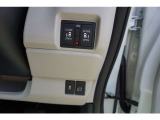 両側電動スライドドア付。通常のドアに比べて、車のボディーに対し平行に開閉し、開けてもスペースを取りません。出入り口が大きいドアはお子様のいるご家庭はもちろん、混んだ駐車場でも大活躍です!