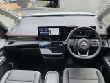 運転席からの視界が広く、隅々まではっきり見渡せます☆小物入れも多くスッキリした運転席廻り