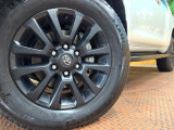 【グレード専用純正18インチアルミホイール】デザイン性の高い純正アルミホイールを装着しております。各種社外アルミホイールや、スタッドレスタイヤも取扱いしております。是非ご相談ください♪
