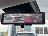 スマートルームミラーも付いています。後方ピラーや荷物、後席に同乗している方や曇りなど視界が遮られた場合でも後方カメラからの映像で安全確認をすることができます。