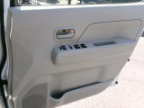 もちろん全席パワーウインドウ付きです。助手席、後部座席のまども操作できます。電格ドアミラーもついているので狭い駐車場やすれ違い時等に遠隔操作で格納出来ます。