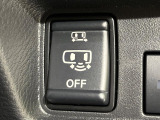 【ハンズフリー機能付き両側パワースライドドア】スライドドアの下に足先を入れてすぐ引くと、自動的にスライドドアが開閉します!荷物で両手がふさがった状態でも、ドアの開閉ができてとっても便利!