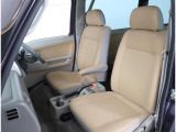 長時間の運転も疲れにくいフロントシート!体をしっかり支えてくれて運転がしやすい形状です!