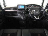 視界広々で運転しやすくロングドライブでも疲れを感じさせないすっきりとまとまったインパネ周りです。