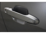 ◇グリップ式ドアハンドル、スマートキーの操作もこのグリップ部に触れることで操作します