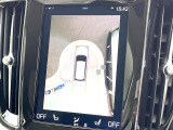 【360&deg;ビューカメラ】4台の高解像度カメラで360度の鳥瞰図を表示。隣の車や壁、死角にある障害物などを画面で確認できるため、狭いスペースでの駐車・出入りも安心です。