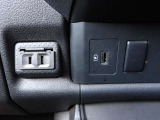 マウチアウトレット(AC100V電源)★車内で小型電化製品がつかえます。助手席の足元右側に装着しています。