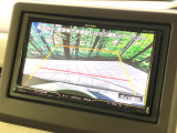 【バックカメラ】駐車時に後方がリアルタイム映像で確認できます。大型商業施設や立体駐車場での駐車時や、夜間のバック時に大活躍!運転スキルに関わらず、今や必須となった装備のひとつです!
