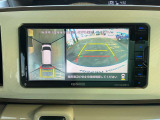 アラウンドビューモニターです。4つのカメラからの映像を合成・処理することで空から見下ろすような視点で周囲を確認でき、駐車時のクルマの位置確認がスムーズになります。