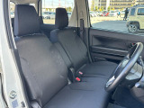 【フロントシート】高めのヒップポイントで見晴らしが良く、運転もしやすいですよ◎運転席アームレストがついているので長距離運転時の疲労軽減になりますよ◎
