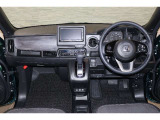 操作性に優れた運転席となります!小物入れや各ボタンの配置にこだわり、使いやすいです!座り心地もよく視認性も良好なのでロングドライブもお任せ下さい!