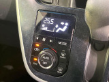 【オートエアコン】一度お好みの温度に設定すれば、車内の温度を検知し風量や温度を自動で調整。暑い&hellip;寒い&hellip;と何度もスイッチ操作をする必要はありません。快適な車内空間には必須の機能ですね♪
