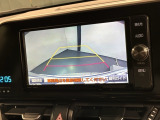 リバースギアに入れるだけで後方の表示へ切り替わります。夜間や雨の日の駐車も楽になりますよ。