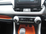 フルオートエアコンとなっております!面倒な手間なく車内の温度を快適に保ちます!