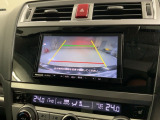リバースギアに入れるだけで後方の表示へ切り替わります。夜間や雨の日の駐車も楽になりますよ。