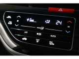 フルオートエアコンが装備されています!お好みの温度設定をするだけでエアコンの風量やモードの切り替えを自動でコントロールしてくれます!ユーザーの操作が少なく燃費走行にもつながります!