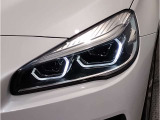 BMWの伝統の丸目4灯ヘッドライトでございます。LEDライトで視認性もよく明るく安全性の向上につながります。