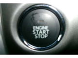 プッシュスタート付き。スマートキーを携帯していればキーを取り出さずにドアを施錠&解錠。クルマの始動も可能です。