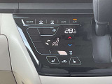 タッチパネルのオートエアコンが装備されています。