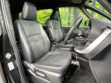 運転席まわりには十分なスペースがあり、大柄な方でもゆったり運転していただける環境です。