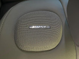 【BOSEサウンドシステム】メーカーオプションの高品位サウンドシステムを搭載。専用のチューニングが施された大小様々なスピーカーから良質なサウンドが奏でられ、臨場感あふれる音響空間を演出します。
