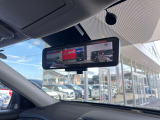 リアのカメラの画像を表示する『スマートルームミラー』で荷物いっぱいでも後部が見えます。 ディーラーオプション「前ドラレコ」も装備
