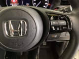 ハンドルにHondaセンシング系のクルーズコントロールやレーンキープアシストなどのスイッチが装備されています。ハンドルから手を離さず安全に操作できます。
