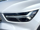 【LEDヘッドライト】ハイビームを先行車や対向車にあてず、その両サイドではハイビーム照射を維持。見える範囲が段違いに広くなりました。北欧神話に登場するトールハンマーをモチーフにデザイン。