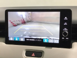 リバースギアに入れるだけで後方の表示へ切り替わります。夜間や雨の日の駐車も楽になりますよ。