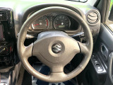 インテリアに合わせたデザインのステアリングは、運転される方のことも考え、運転しやすい形状、大きさです。是非一度、実際に触ってお確かめください。