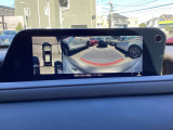 狭い場所での駐車やすれ違いなどでより的確な運転操作に役立つ360&deg;ビューモニターが装備されています。