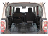 後席を格納すると大きなスペースが出来るので大きな荷物も積み込めます!