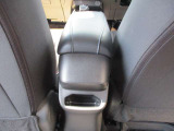 センターアームレスト小物入れボックスあります。
