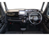 操作性に優れた運転席となります!小物入れや各ボタンの配置にこだわり、使いやすいです!座り心地もよく視認性も良好なのでロングドライブもお任せ下さい!