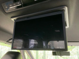 【12.8型フリップダウン】大画面モニターで後席でもエンタメをお楽しみいただけます。家族や友人とお出かけする機会が多い方に大人気です♪