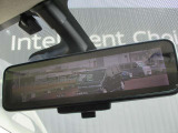 スマートルーミラー装備車両後方のカメラ映像をミラ-面に映し出すので、車内の状況や、天候などに影響されにくく、よりクリアな後方視界が得られます。