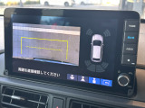 リアカメラは切り替えが可能。状況に合わせて視点変更が可能です。後退時の安心感を高めます。