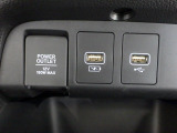 12V電源ソケットを設置しております。周辺機器の充電にご利用頂けます!便利な充電用USBジャックも付いています☆